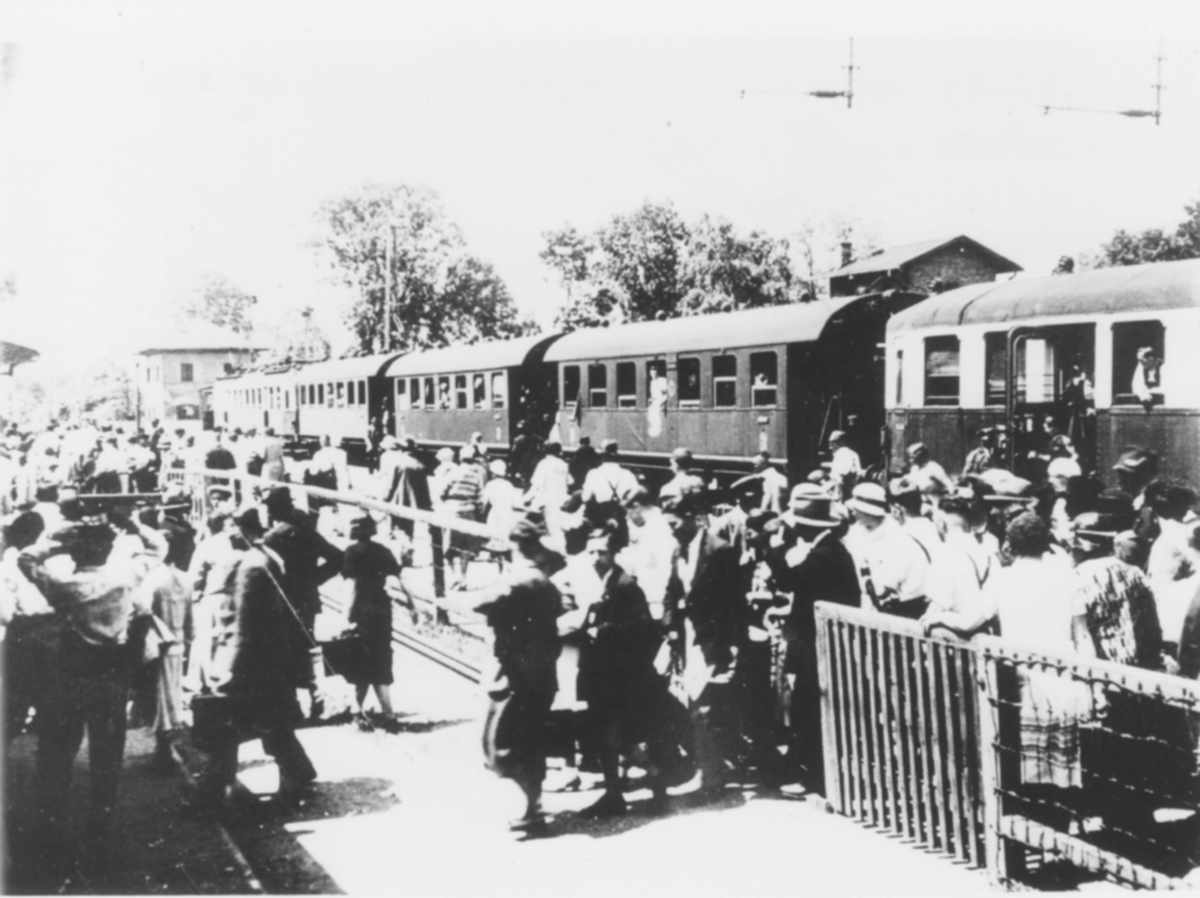 Historisches Foto 1: Die Sommerfrischler aus München fallen ein. Man glaubt es kaum, aber vor dem Krieg war Olching ein äußerst beliebter Ausflugsort. Man badete in der Amper, bzw. im Kanal, besuchte anschließend die Biergärten und ließ es sich gut gehen.